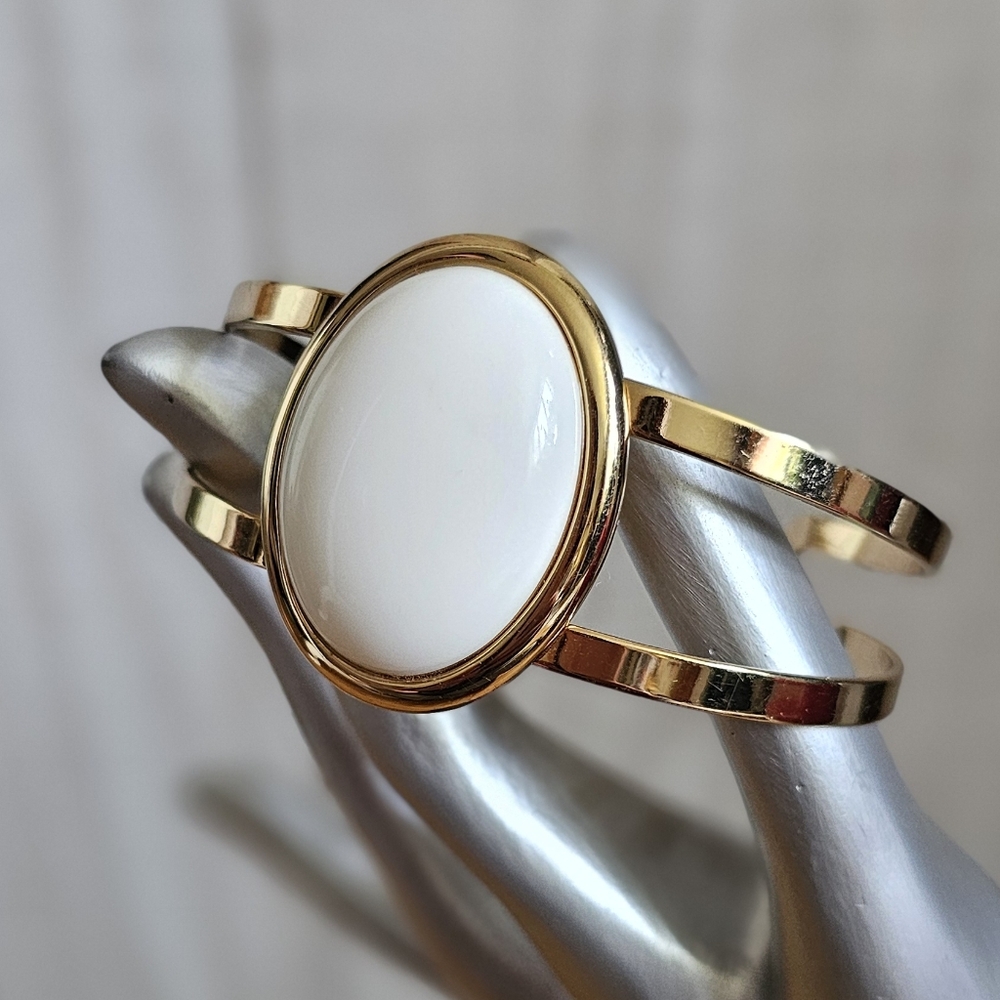 Vintage Avon Cuff Bracelet. Cuff Bracelet.